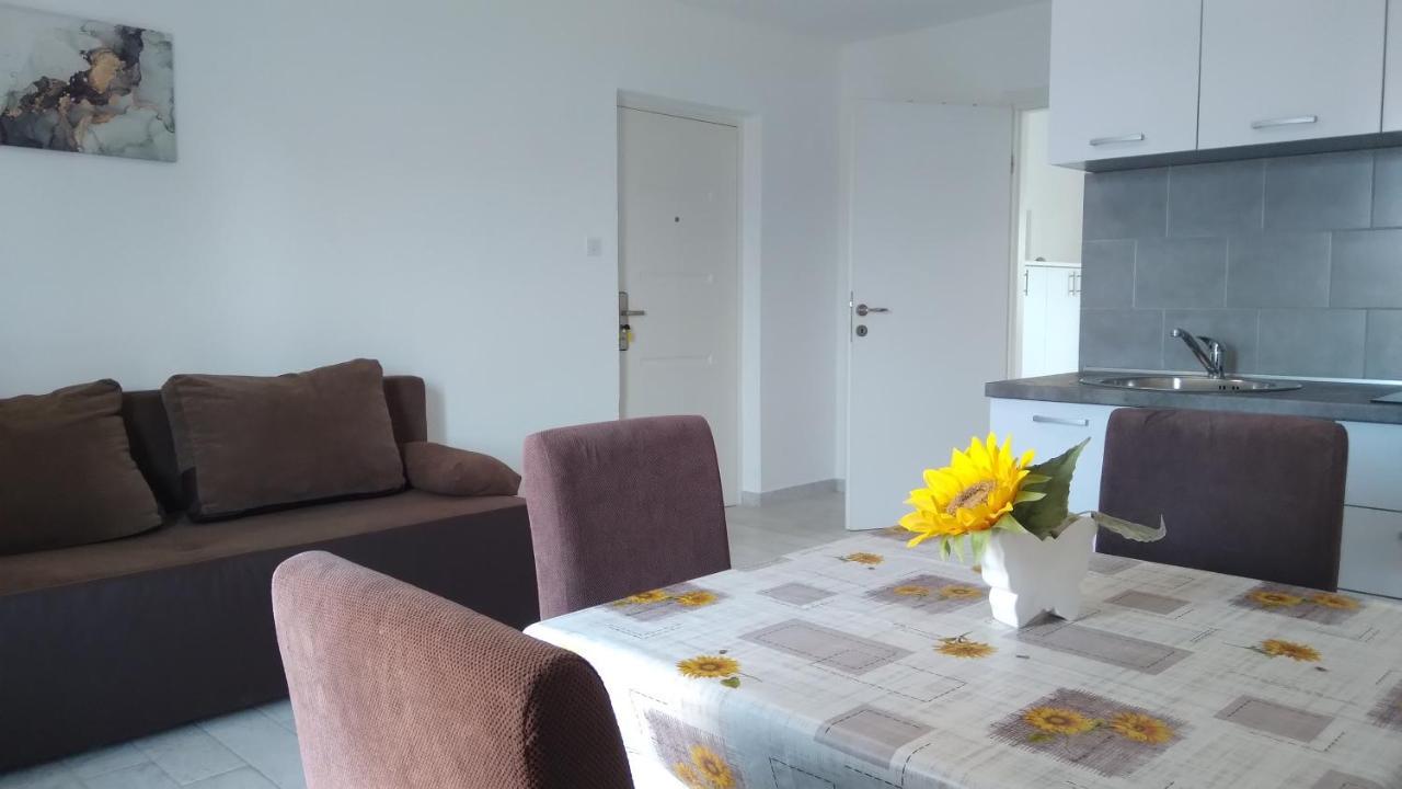 Apartmani "Lorenzo" Новалья Экстерьер фото